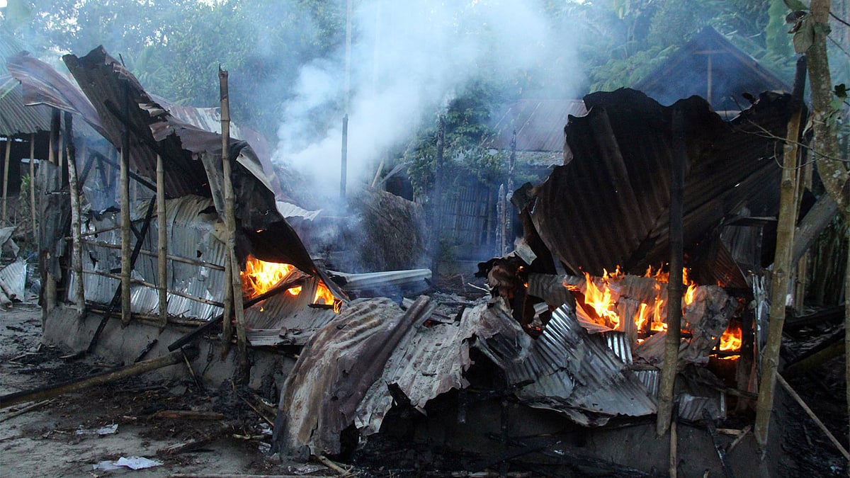 ফেসবুকে ধর্মীয় অবমাননাকর স্ট্যাটাস দেওয়ার অভিযোগে রংপুরে হিন্দু সম্প্রদায়ের বাড়িতে গত শুক্রবার আগুন দেওয়া হয়। (প্রথম আলোর ফাইল ছবি)