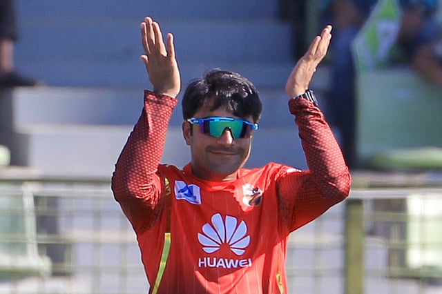 কিপটে বোলিংয়ে ম্যাচসেরা রশিদ। ফাইল ছবি