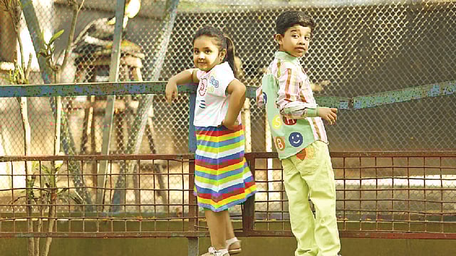 এ সময়ে শিশুর পোশাকের দিকে খেয়াল রাখুন, যাতে হঠাৎ করে ঠাণ্ডা লেগে না যায়। ছবি: অধুনা