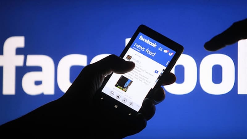 ফেসবুকের নেশা একবার কাউকে ধরলে আর ছাড়তে চায় না। ছবি: রয়টার্স