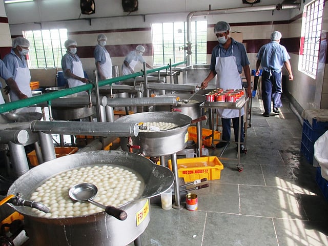 কারখানায় রসগোল্লা তৈরি করছেন কারিগরেরা। ছবি: অমর সাহা।