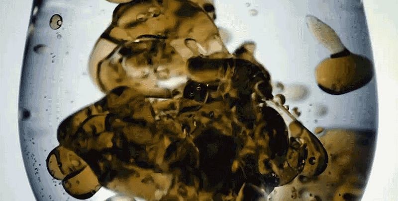 তেল ও জলকে খুব সহজেই মেশাতে পেরেছেন এমআইটি গবেষকেরা। ছবি: ইউটিউব