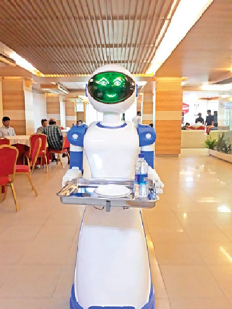 বৈচিত্র্যের ঢাকায় বিচিত্র আগন্তুক। রোবট। রেস্তোরাঁয় খাবার সরবরাহ করবে আজ থেকে