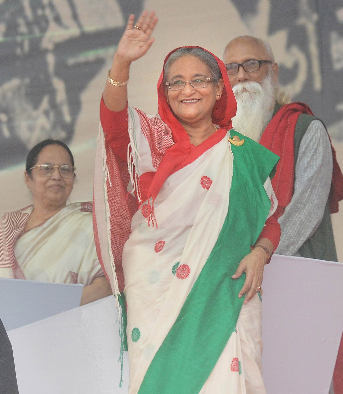 সোহরাওয়ার্দী উদ্যানে আজ শনিবার নাগরিক সমাবেশে উপস্থিত জনতার উদ্দেশে হাত নাড়েন প্রধানমন্ত্রী শেখ হাসিনা। বঙ্গবন্ধু শেখ মুজিবুর রহমানের ৭ মার্চের ভাষণ ইউনেসকোর ‘বিশ্ব প্রামাণ্য ঐতিহ্য’ হিসেবে স্বীকৃতি পাওয়া উপলক্ষে এই সমাবেশের আয়োজন করা হয়। ছবি: ফোকাস বাংলা