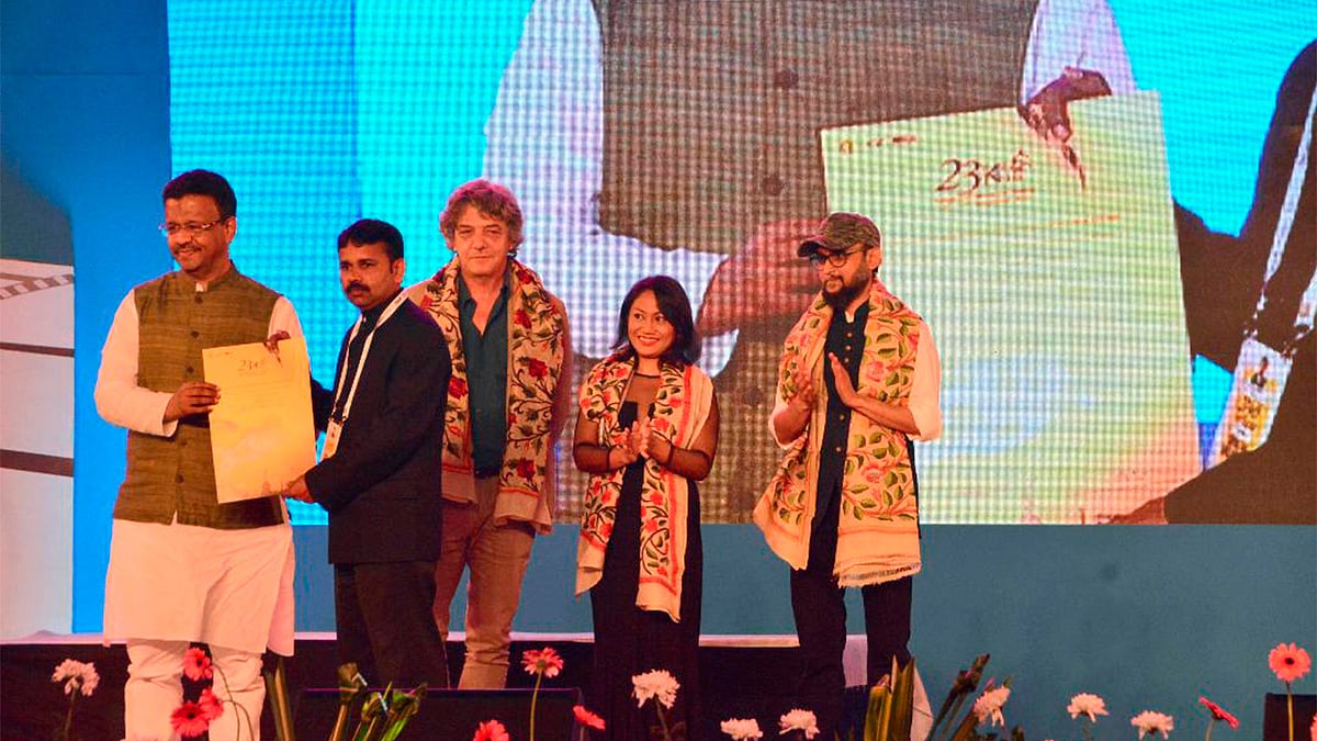 কলকাতার ২৩তম আন্তর্জাতিক চলচ্চিত্র উৎসবে বিজয়ীদের হাতে পুরস্কার তুলে দেওয়া হয়। ছবি: ভাস্কর মুখার্জি