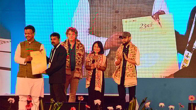 কলকাতার ২৩তম আন্তর্জাতিক চলচ্চিত্র উৎসবে বিজয়ীদের হাতে পুরস্কার তুলে দেওয়া হয়। ছবি: ভাস্কর মুখার্জি