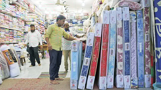 যন্ত্রে তৈরি জাজিম (ম্যাট্রেস) দেখছেন একজন ক্রেতা। ছবিটি গত বৃহস্পতিবার রাজধানীর নীলক্ষেত এলাকা থেকে তুলেছেন হাসান রাজা