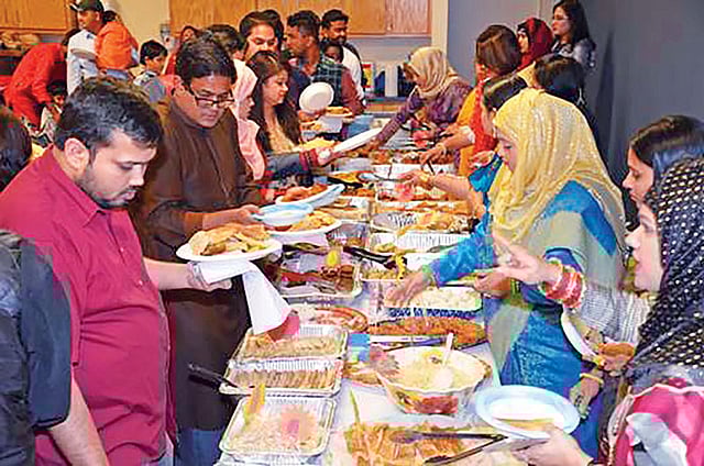 পুলি, চিতই, ফুলঝুড়ি, গোলাপ, পাটিসাপটা, লবঙ্গ লতিকা, ভাপা, বিবিখানাসহ নানা পিঠা নিয়ে উৎসবে আসেন প্রবাসী বাংলাদেশিরা