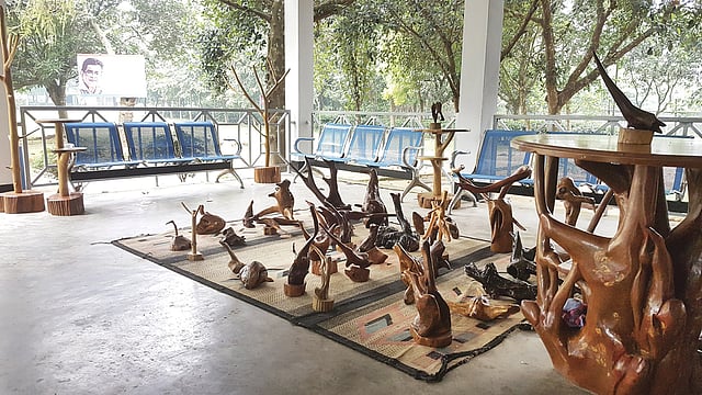 নুহাশপল্লীর বৃষ্টি বিলাসের বারান্দায় আসাদের শিল্পকর্ম। ছবি: ছুটির দিনে