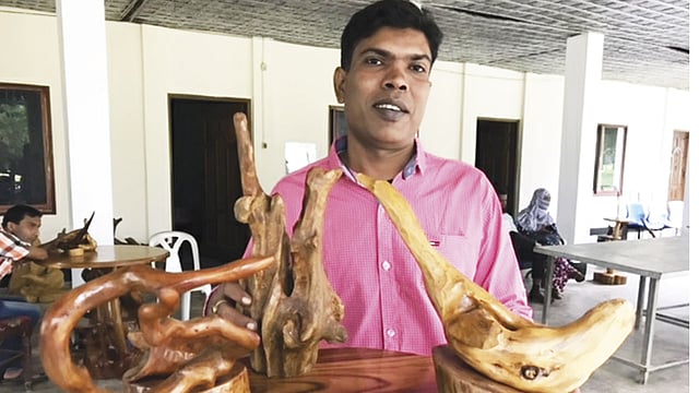 নিজের সৃষ্টি িনয়ে আসাদ