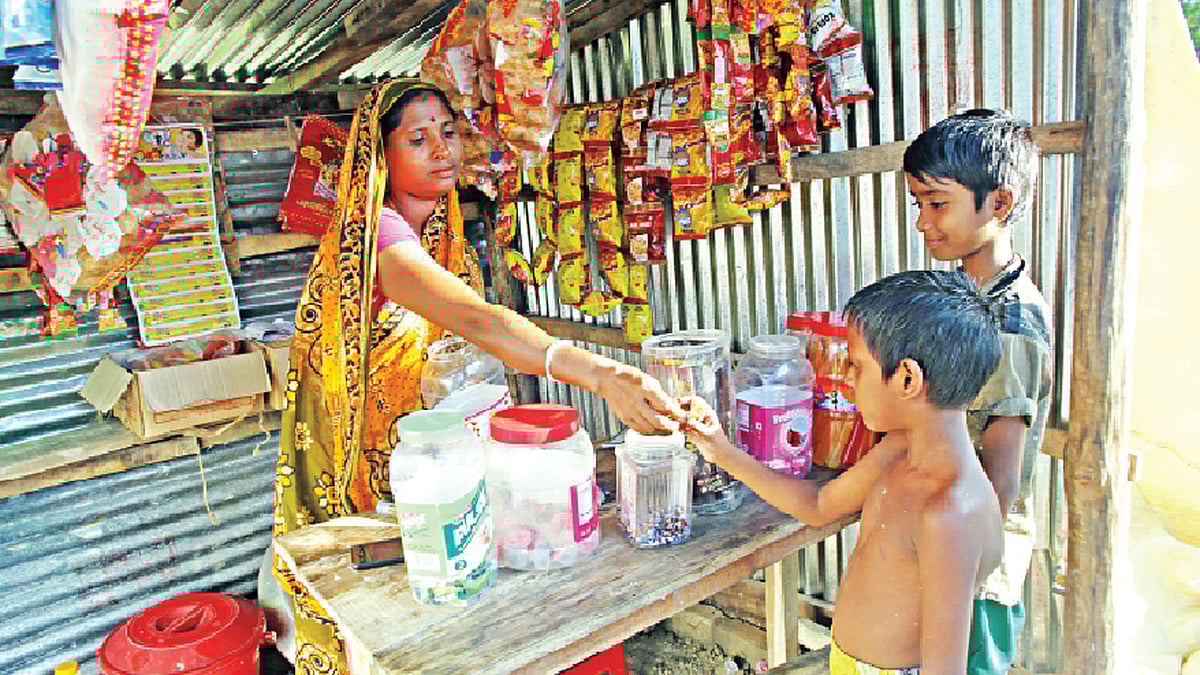 দোকানে কর্মরত পাথরঘাটার বকুলতলা গ্রামের পুতুল রানী। ছবিটি গত মঙ্গলবার বিকেলে তোলা l প্রথম আলো
