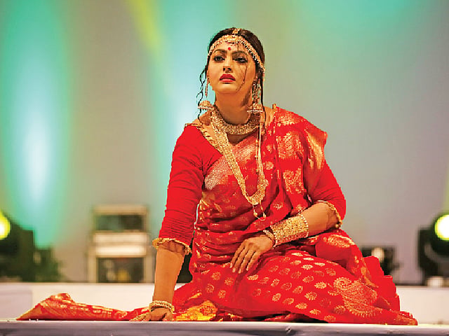 নৌকাডুবি উপন্যাসের কমলার সাজে অভিনেত্রী নিপুণ