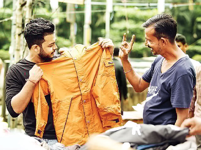 ভ্যানগাড়িতে উঠে বসেছে শীতের পোশাক, দেখে শুনে বেছে নিন