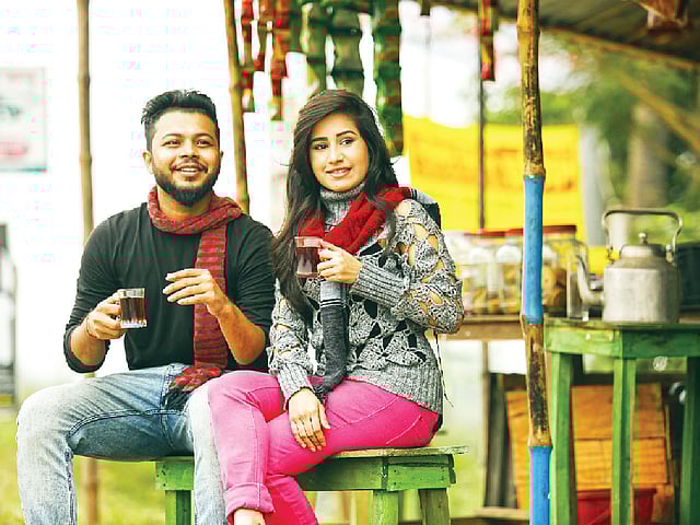 চায়ের সঙ্গে ওম ফ্রি...। মডেল: বাপ্পি ও পৃথা