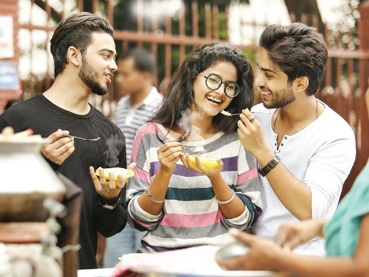 পথের ধারে গরম-গরম ভাপা পিঠা—শীত আসছে। মডেল: আবরার, লাকি ও সোহাশ, ছবি: সুমন ইউসুফ