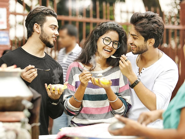 পথের ধারে গরম-গরম ভাপা পিঠা—শীত আসছে। মডেল: আবরার, লাকি ও সোহাশ, ছবি: সুমন ইউসুফ