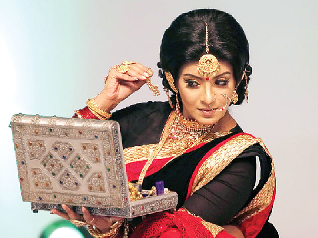 রবীন্দ্রনাথের ‘মনিহারা’ গল্পের নায়িকা মনিদীপার সাজপোশাকে মঞ্চে মডেল ও অভিনেত্রী মৌ। ছবি: হাসান রাজা