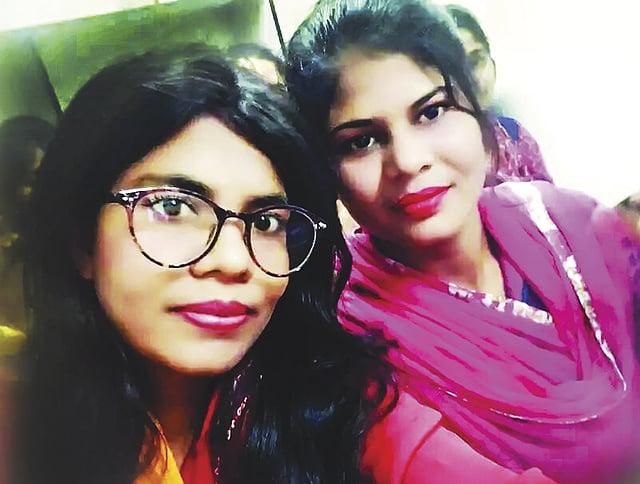 সেলফিতে দুই বোন রূপা ও পপি। এই ছবি এখন শুধুই স্মৃতি