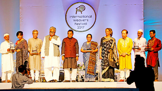 বুনন উৎসবে সম্মাননাপ্রাপ্তদের সঙ্গে অতিথিরা