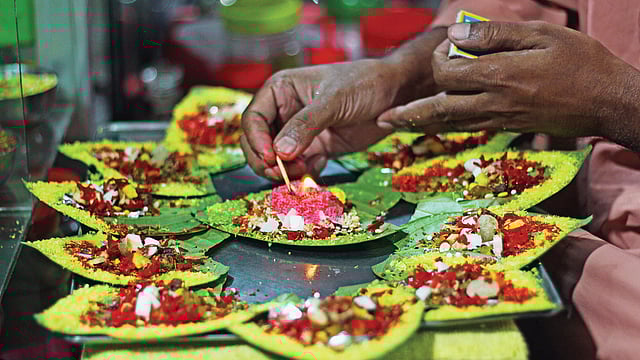 নানা উপকরণ দিয়ে সাজানো হয়েছে পান, এবার আগুন ধরানোর পালা
