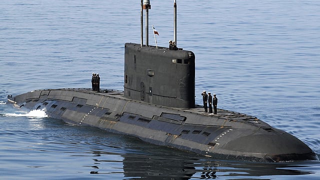 হরমুজ প্রণালিতে ইরানের ডুবোজাহাজ। (এএফপির ফাইল ছবি)