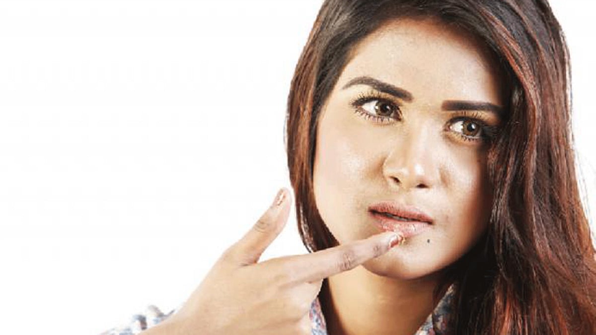 শীতে নিয়মিত ঠোঁটের যত্ন নিন। নইলে ঠোঁট ফাটা থেকে মুক্তি নেই। ছবি: প্রথম আলো