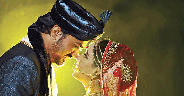 অনেকে হলিউড বা বলিউডের চলচ্চিত্রে বড় বড় বিয়ের আয়োজন দেখে আতঙ্কিত থাকেন। মনে রাখতে হবে, বিয়ে মানে চলচ্চিত্রের দৃশ্য নয়। বাস্তব দৃষ্টিকোণ থেকে বিয়েকে দেখুন।