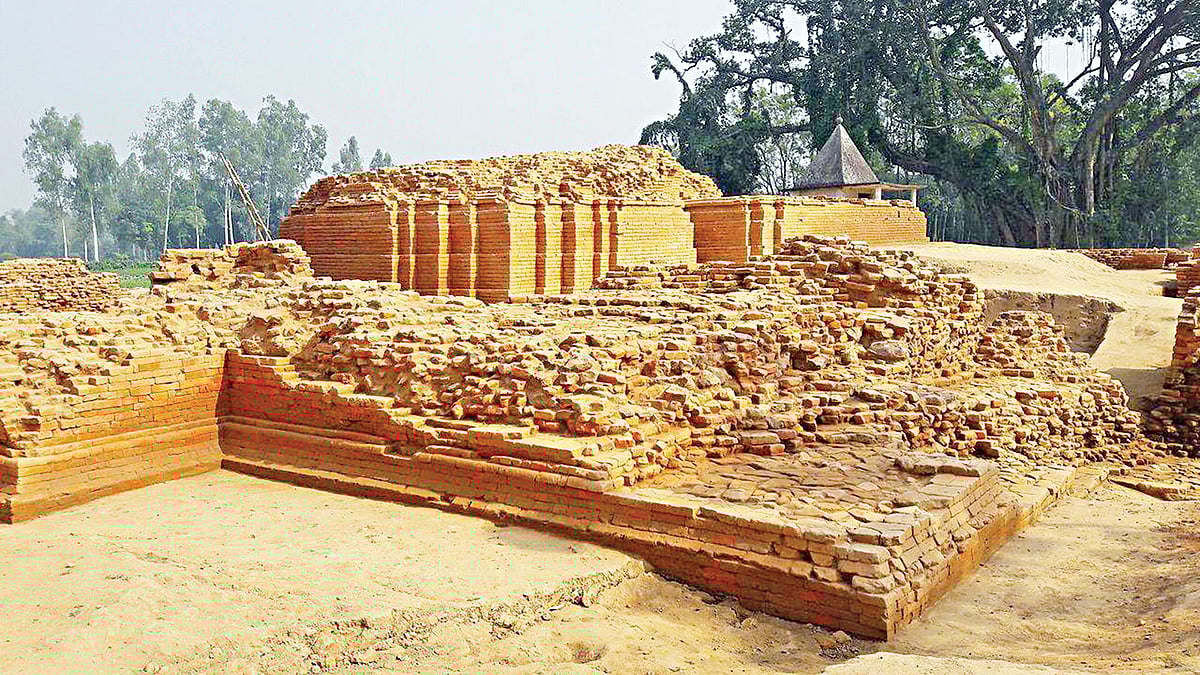 দিনাজপুরের বিরল উপজেলার রানীপুকুর ইউনিয়নের বিষ্ণুপুর গ্রামে প্রত্নতাত্ত্বিক খনন করে খুঁজে পাওয়া গেছে তিনটি বৌদ্ধ ও হিন্দু মন্দিরের একটি অনন্য স্থাপনা। গত শনিবারের ছবি l প্রথম আলো