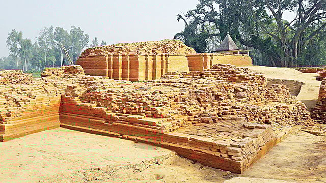 দিনাজপুরের বিরল উপজেলার রানীপুকুর ইউনিয়নের বিষ্ণুপুর গ্রামে প্রত্নতাত্ত্বিক খনন করে খুঁজে পাওয়া গেছে তিনটি বৌদ্ধ ও হিন্দু মন্দিরের একটি অনন্য স্থাপনা। গত শনিবারের ছবি l প্রথম আলো