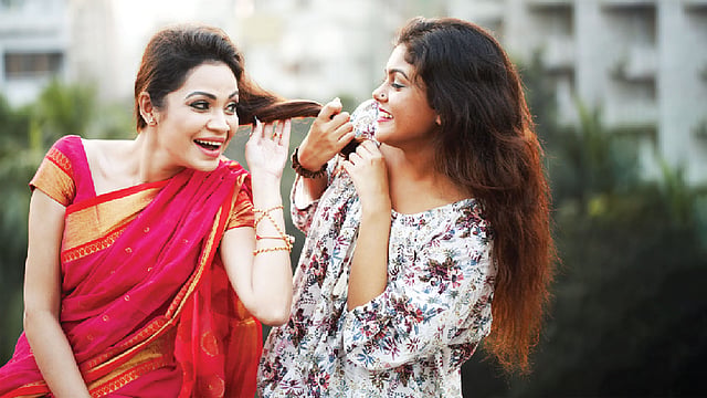 এই মৌসুমে বাড়তি মনোযোগ চুলকে রাখবে মজবুত। মডেল: মুন ও নিধি। সাজ: মিউনিস ব্রাইডাল, ছবি: সুমন ইউসুফ