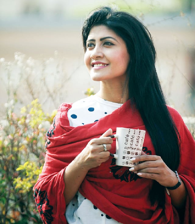 শীতের সকালে এক কাপ চা ঝরঝরে করে তুলবে আপনাকে। মডেল: শ্রাবণ্য। ছবি: অধুনা