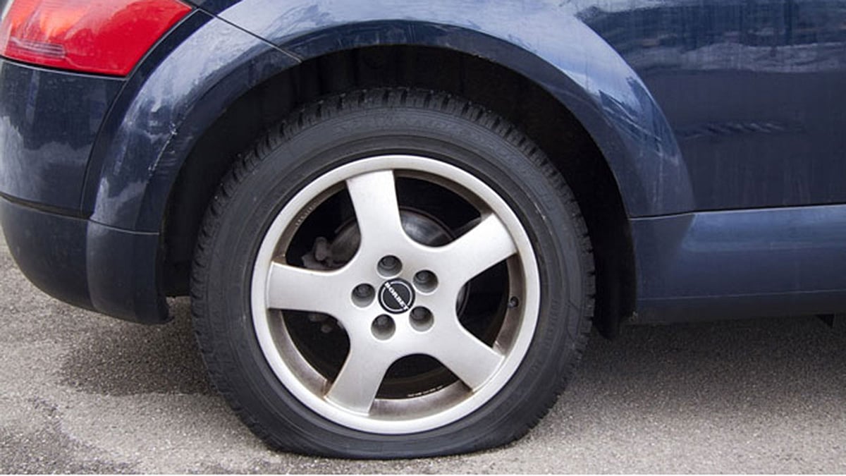 ফ্রান্সের বরদোঁ শহরে ৬ হাজার গাড়ির চাকা পাংচার করার অভিযোগে ৪৫ বছর বয়সী এক ব্যক্তিকে গ্রেপ্তার করা হয়েছে। প্রতীকী ছবিটি সংগৃহীত।