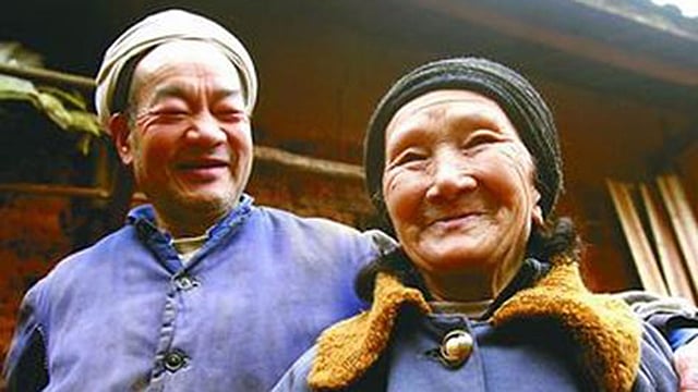 পাহাড়ের ওপর নিজেদের তৈরি কুঁড়েঘরে বৃদ্ধ বয়সে লিউ গুয়োজিয়াং ও জু চাওকিং। ছবি: সামাজিক যোগাযোগের মাধ্যম থেকে নেওয়া