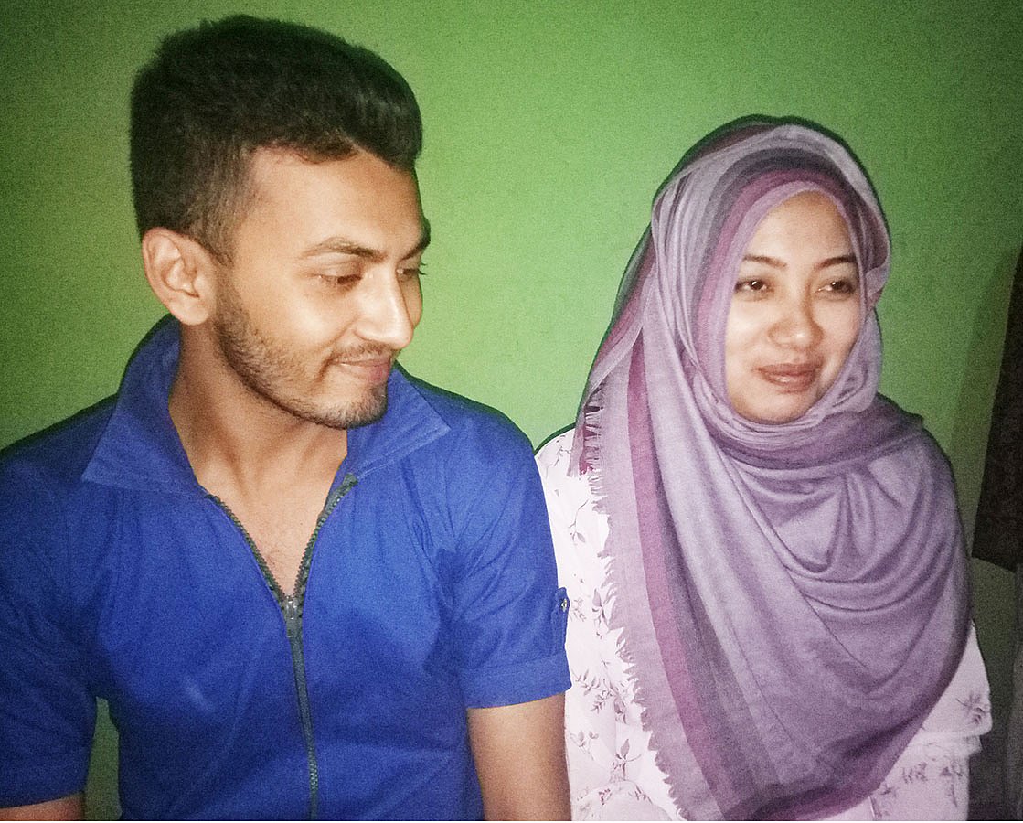 ইমরানকে ভালোবেসে ইন্দোনেশিয়া থেকে পটুয়াখালীর বাউফলে নিকি উল ফিয়া। ছবি: এ বি এম মিজানুর রহমান