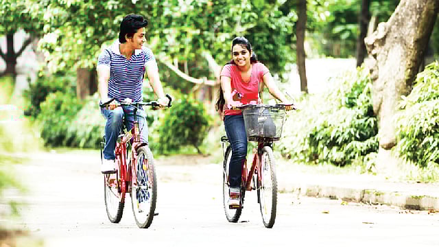 দুই চাকার সাইকেলেও ক্লান্তি ধরে না শীতল হাওয়ায়