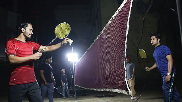 শীত এলেই জমে ওঠে ব্যাডমিন্টন। ছবি: নকশা