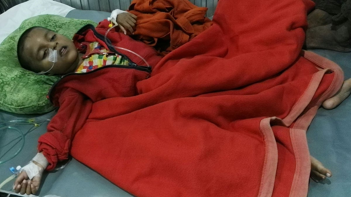 রাজধানীর গাবতলীতে পাওয়া যায় আড়াই বছরের এ শিশুকে। সেখান থেকে শিশুটির ঠাঁই হয়েছে ঢাকা মেডিকেল কলেজ হাসপাতালে। ছবি: সংগৃহীত