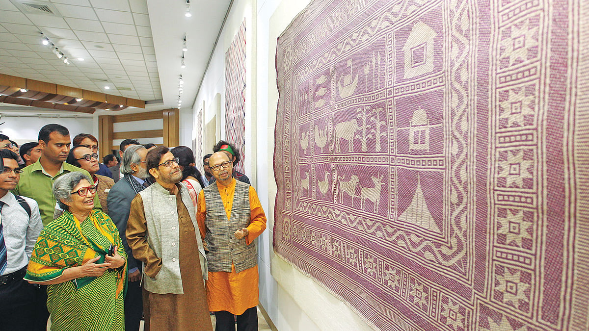 জাতীয় জাদুঘরের নলিনীকান্ত ভট্টশালী গ্যালারিতে শীতলপাটির বিশেষ প্রদর্শনীর উদ্বোধনীতে (বাঁ থেকে) কবি ও সাংসদ কাজী রোজী, সংস্কৃতিমন্ত্রী আসাদুজ্জামান নূর ও চিত্রশিল্পী হাশেম খান l প্রথম আলো