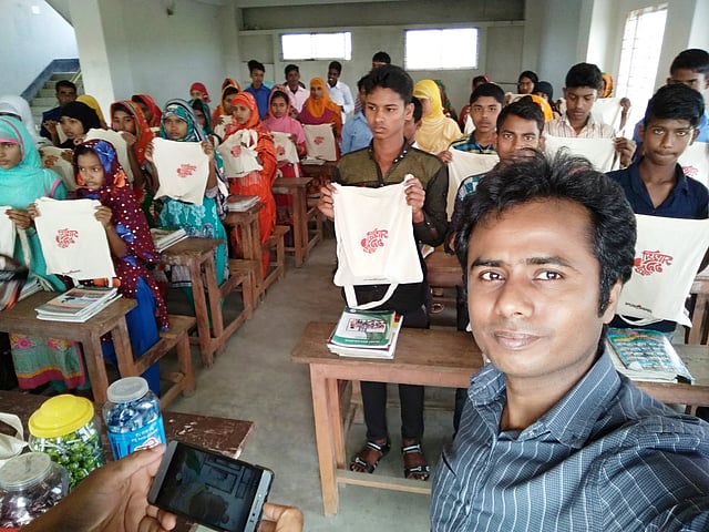 আলোর পাঠশালার শিক্ষার্থীদের সাথে সেলফি।