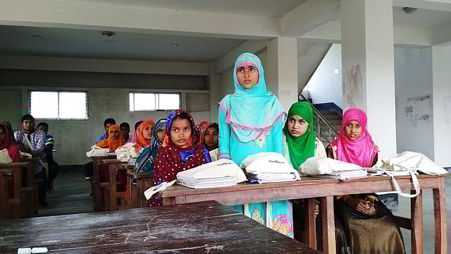 মদনপুর আলোর পাঠশালার একজন শিক্ষার্থী তাদের বিষয়ে জানাচ্ছে।