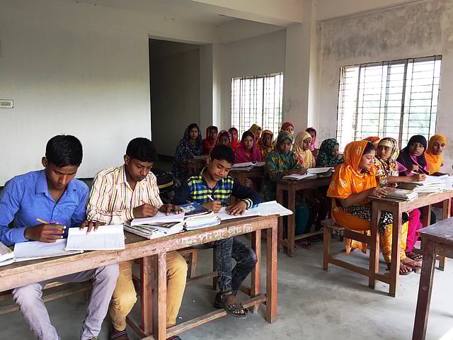 মদনপুর আলোর পাঠশালার শিক্ষার্থীরা ক্লাস করছে।