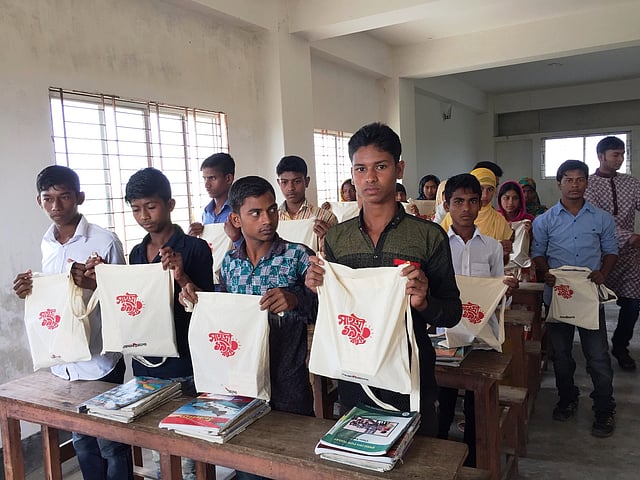 উপহার সামগ্রী হাতে আলোর পাঠশালার শিক্ষার্থীরা।