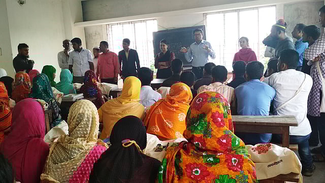 ট্রাস্টের কর্মসূচি ব্যবস্থাপক শিক্ষার্থীদের সাথে সার্বিক বিষয়ে আলোচনা করছেন।