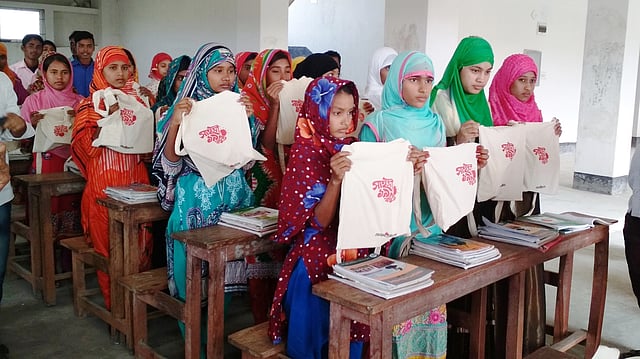 উপহার সামগ্রী হাতে আলোর পাঠশালার শিক্ষার্থীরা।