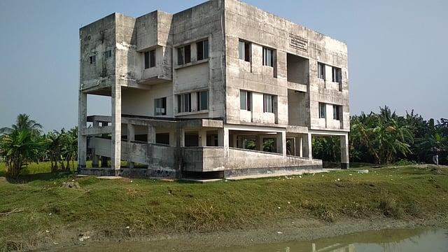 প্রথম আলো ট্রাস্ট মদনপুর আলোর পাঠশালার মুল ভবন , দৌলতখান, ভোলা।