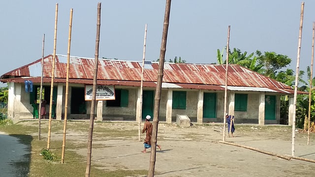 মদনপুর আলোর পাঠশালর শুরুর দিকের ভবণ।