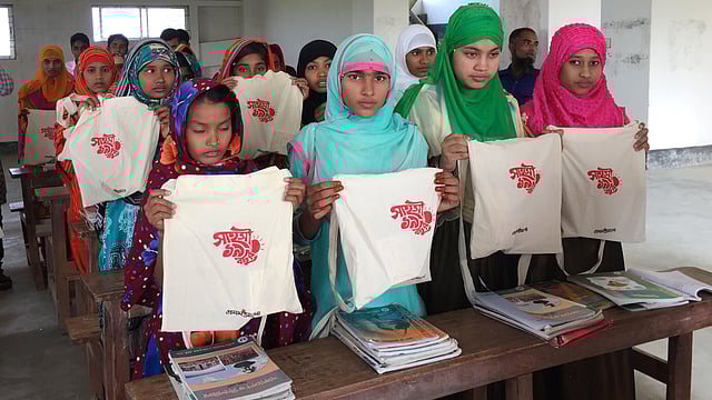 উপহার সামগ্রী হাতে আলোর পাঠশালার শিক্ষার্থীরা।
