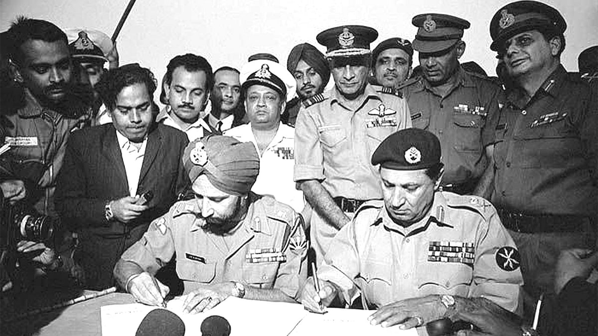 বাংলাদেশ-ভারত যৌথ বাহিনীর কাছে আত্মসমর্পণ দলিলে সই করছেন জেনারেল নিয়াজি (ডানে)
