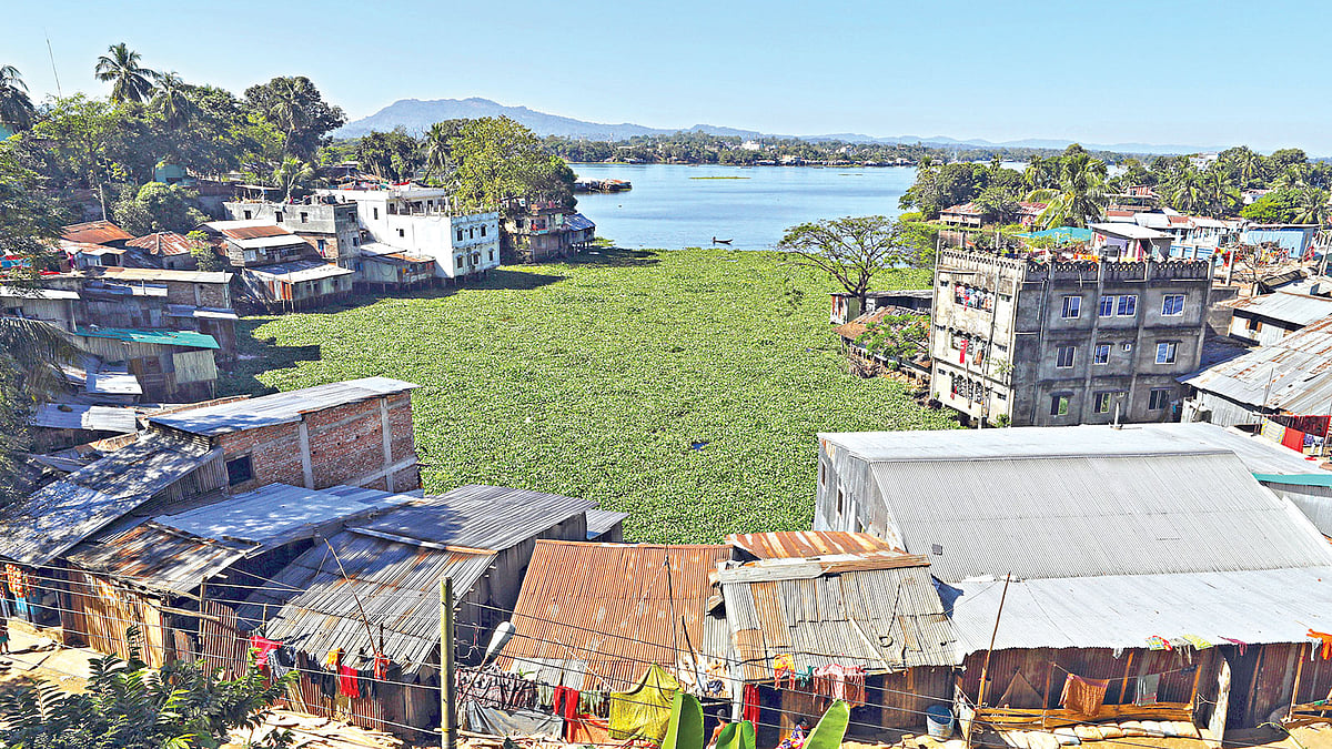 কাপ্তাই হ্রদ দখল করে গড়ে উঠেছে বসতঘর। এতে পরিবেশ দূষণের পাশাপাশি সৌন্দর্য নষ্ট হওয়ায় পর্যটকদের আকর্ষণ হারাচ্ছে হ্রদটি। গত রোববার দুপুরে রাঙামাটি শহরের রিজার্ভ বাজার এলাকায় l সৌরভ দাশ