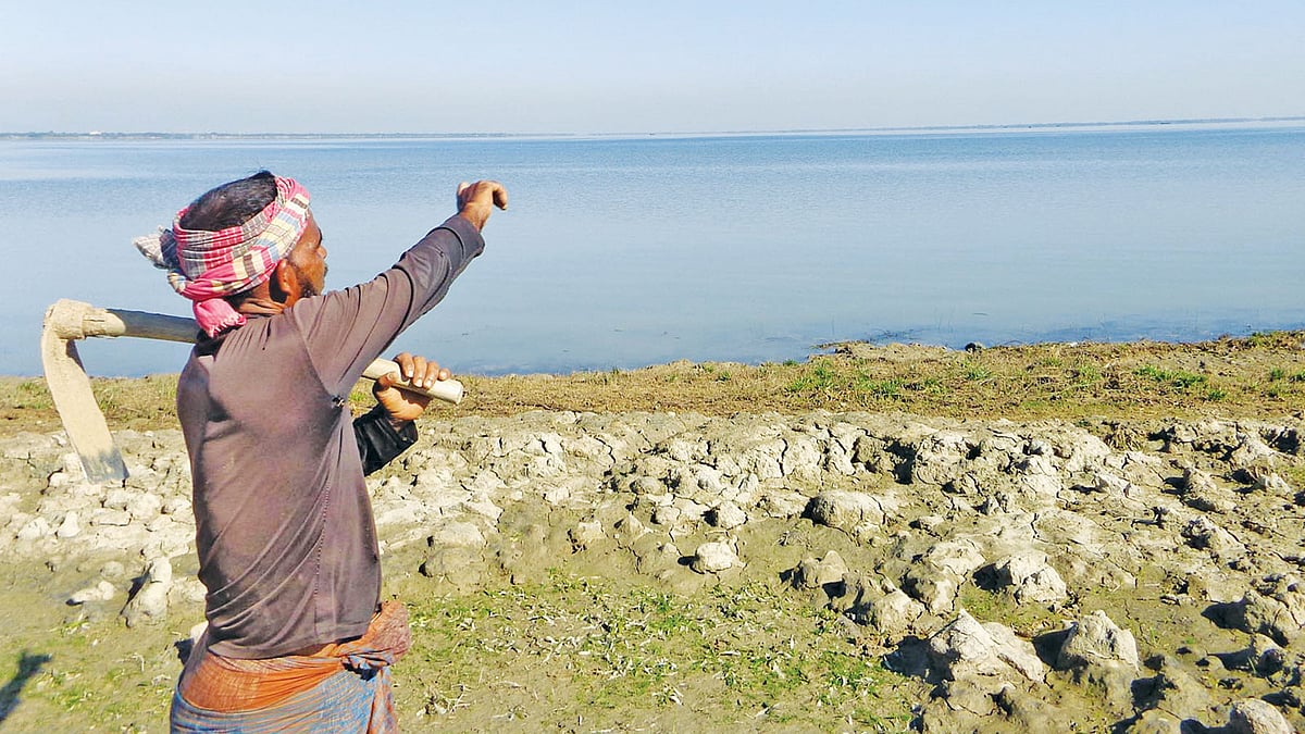 সুনামগঞ্জের হাওরে এখনো থই থই পানি। কবে পানি নামবে। কবে শুরু হবে বোরো আবাদ—শঙ্কিত কৃষক। সম্প্রতি শনির হাওরের পশ্চিম পাড়ের বেড়িবাঁধে l প্রথম আলো